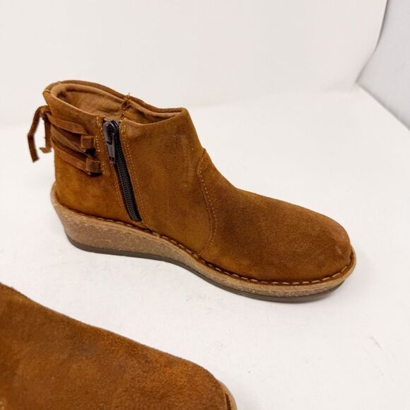 Born Short Ankle Booties Size 36 Camel Suede Boots - Picture 3 of 9